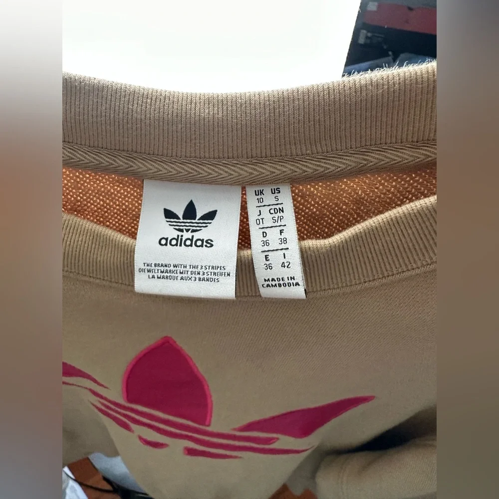 Women’s cropped Adidas crew neck, size small. - Picture 2 of 3